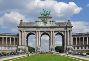 propose un vaste espace accessible PMR avec larges allées, zones de repos et plusieurs musées adaptés. Les visiteurs peuvent découvrir les arcades monumentales, les jardins ainsi que trois grands musées : Autoworld consacré aux voitures anciennes, Musée royal de l’Armée et d’Histoire militaire avec avions et véhicules militaires, et Musée Art & Histoire dédié aux civilisations et arts du monde.